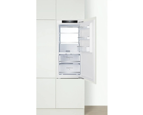 Inbouwkoelkast met open deur in een keukenkast