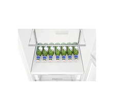 Binnenkant van een koelkast met flessenhouder en meerdere bierflessen