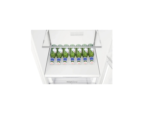 Binnenkant van een koelkast met flessenhouder en meerdere bierflessen