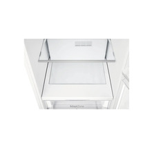 Interieur van een koelkast met glazen plank en AdaptZone lade.