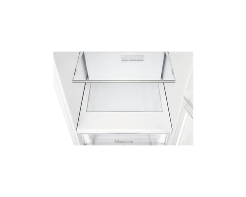 Interieur van een koelkast met glazen plank en AdaptZone lade.