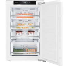 Geopende vriezer met voedsel in laden