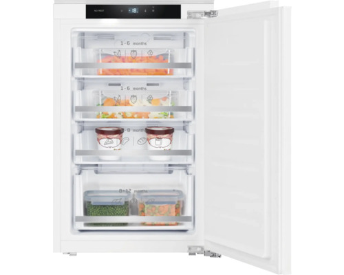 Geopende vriezer met voedsel in laden