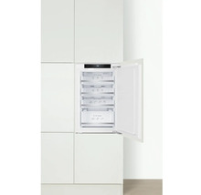 Inbouw vriezer met open deur en meerdere laden