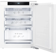 Geopende vriezer met vriesvakken voor voedselopslag