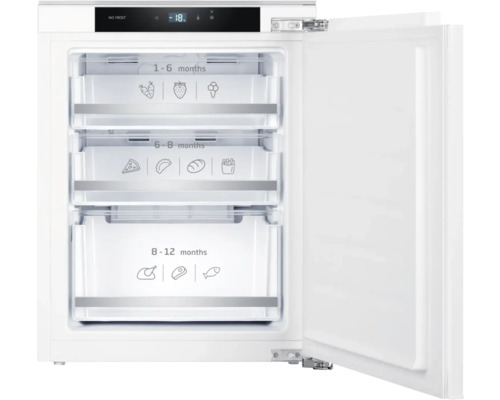 Geopende vriezer met vriesvakken voor voedselopslag