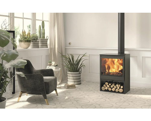 Woonkamer met houtkachel, fauteuil en kamerplanten voor een gezellige sfeer