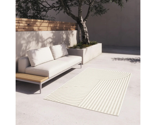 Buitenscène met bank en een gestreept tapijt op een terras