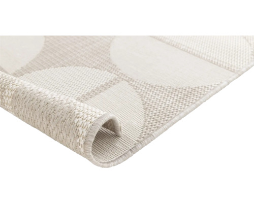 Detailweergave van een lichtgekleurd tapijt met een geometrisch patroon