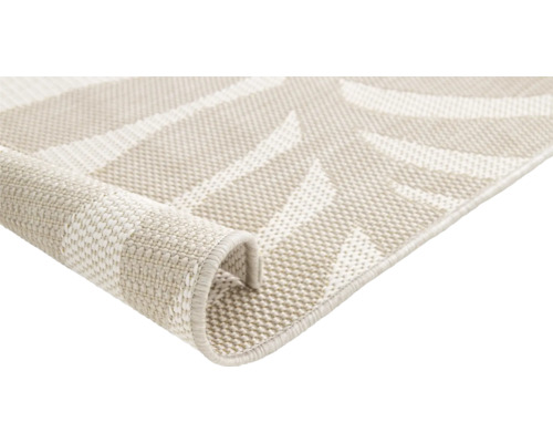 Detail van een beige tapijt met geometrisch motief