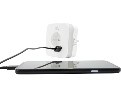 Slimme stekkerdoos met aangesloten oplaadkabel en smartphone