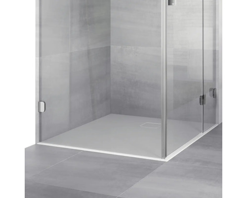 Hoekdouche met douchebak en grijze tegels