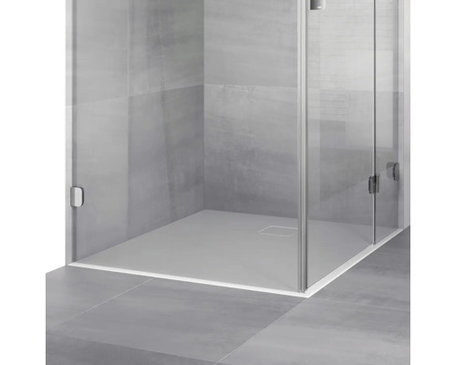 Gelijkvloerse douche met douchebak en glazen douchewand