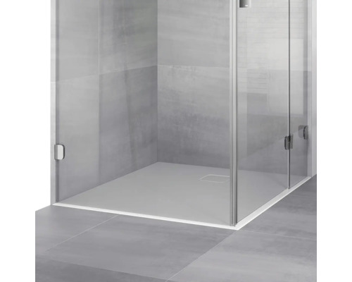 Gelijkvloerse douche met glazen wanden en afvoergoot