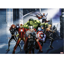 Illustratie van de Marvel Avengers superheldengroep tegen een stadsachtergrond.