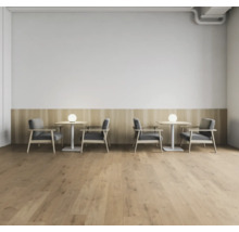 Cafetaria met tafels, stoelen en verlichting