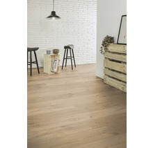 Lichte ruimte met houten vloer, barkrukken en decoratieve wand