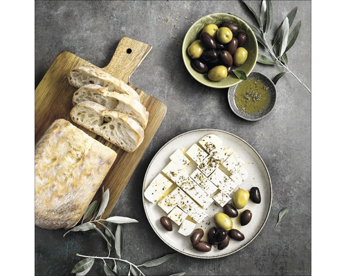 Brood, olijven, feta en olijfolie op een tafel