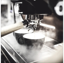 Espressomachine vult kopjes met koffie