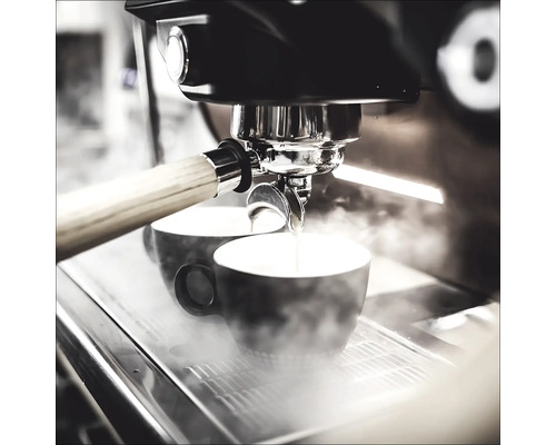 Espressomachine vult kopjes met koffie