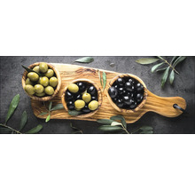 Houten plank met kommen gevuld met groene en zwarte olijven