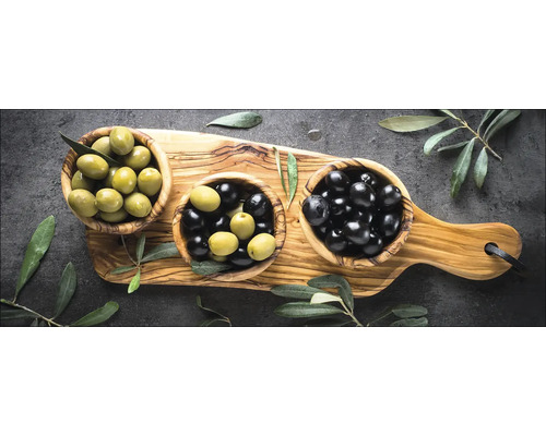 Houten plank met kommen gevuld met groene en zwarte olijven
