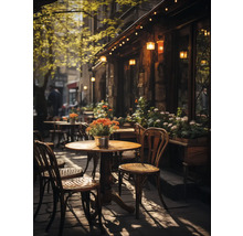 Buitenkant van een restaurant met tafels, stoelen en bloemen
