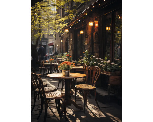 Buitenkant van een restaurant met tafels, stoelen en bloemen