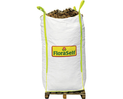 Grote zak met boomschors op een pallet met FloraSelf logo