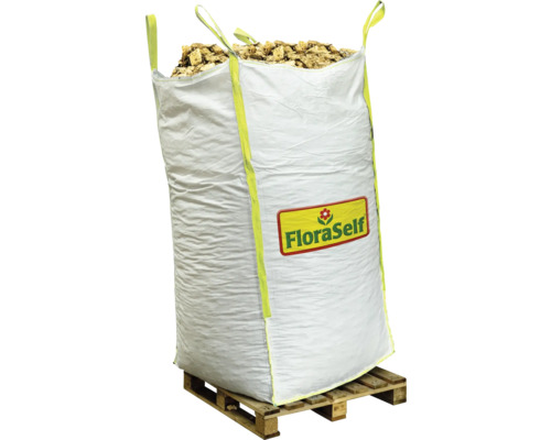 Grote zak met boomschors op een pallet met FloraSelf logo.
