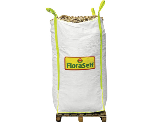 Grote zak met houtsnippers van het merk FloraSelf op een pallet