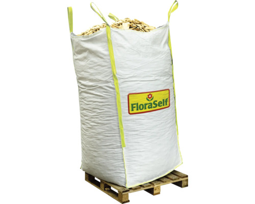 Grote zak met houtsnippers op een pallet met FloraSelf logo