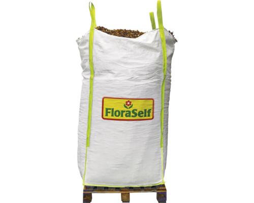 Grote zak met boomschors op een pallet, merk FloraSelf