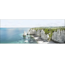 Panoramische opname van een kustlandschap met kliffen en zee