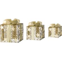 Drie goudkleurige geschenkdozen met strik en sterrenpatroon als decoratie
