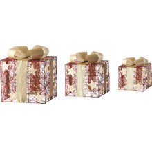 Drie decoratieve cadeaupakketten met strik en sterren