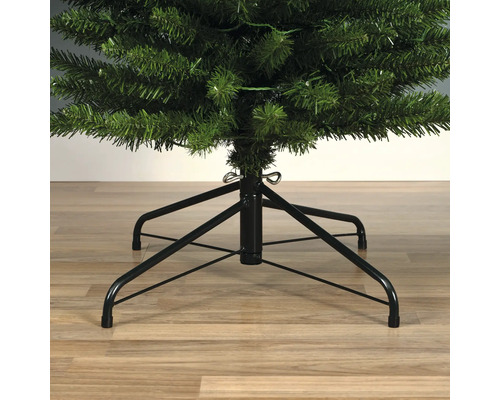 Detailweergave van een kerstboom met een zwarte metalen standaard