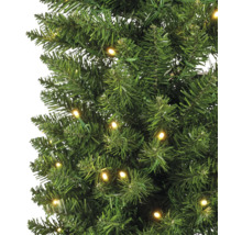 Close-up van een groene, kunstkerstboom met geïntegreerde verlichting.