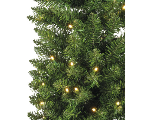 Close-up van een groene, kunstkerstboom met geïntegreerde verlichting.