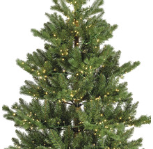 Detailopname van een kunstmatige kerstboom met verlichting