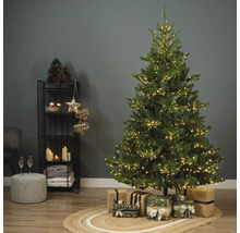 Versierde kerstboom met cadeaus en decoratie op een plank