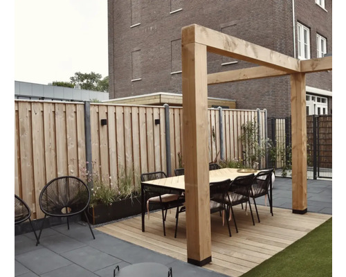 Terras met houten pergola, tuinafscheiding en zitgroep