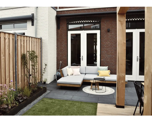 Terras met loungemeubilair, tuinafscheiding en beplanting