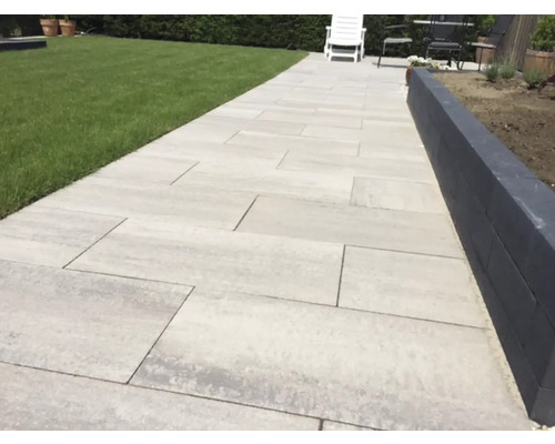 Tuinpad van rechthoekige betontegels met gazon