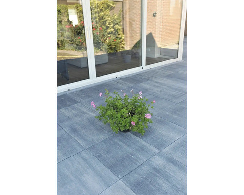 Terras met betontegels en potplant