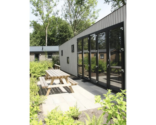 Houten tuinhuis met zitgroep in de tuin.