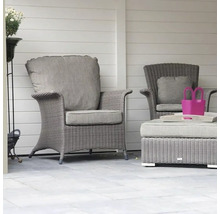 Tuinmeubelset met rotan stoelen en voetenbank op een terras