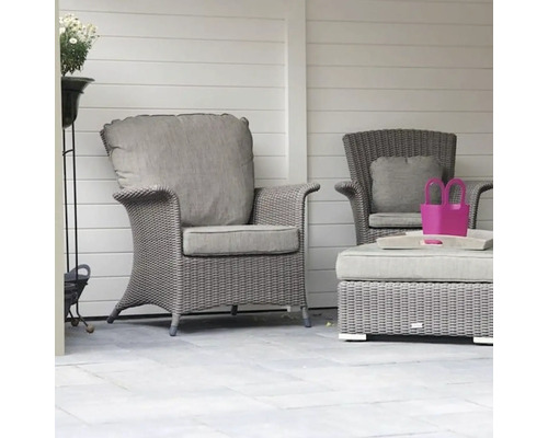 Tuinmeubelset met rotan stoelen en voetenbank op een terras