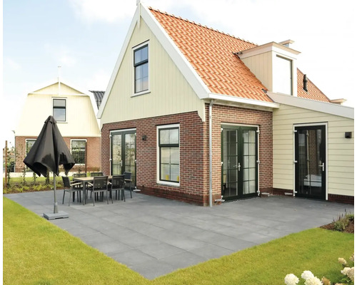 Huis met terras, tuinmeubelen en parasol