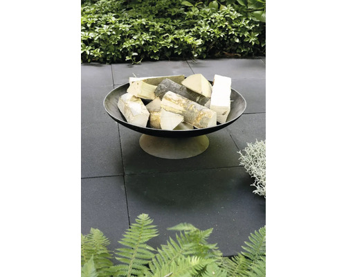 Vuurschaal gevuld met brandhout in de tuin